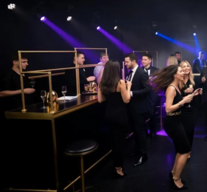 Atmoszférikus fényekkel megvilágított éjszakai rendezvény, közönség és színpadi látvány