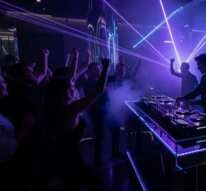 DJ pult, táncoló tömeg és neon fények egy éjszakai bulin