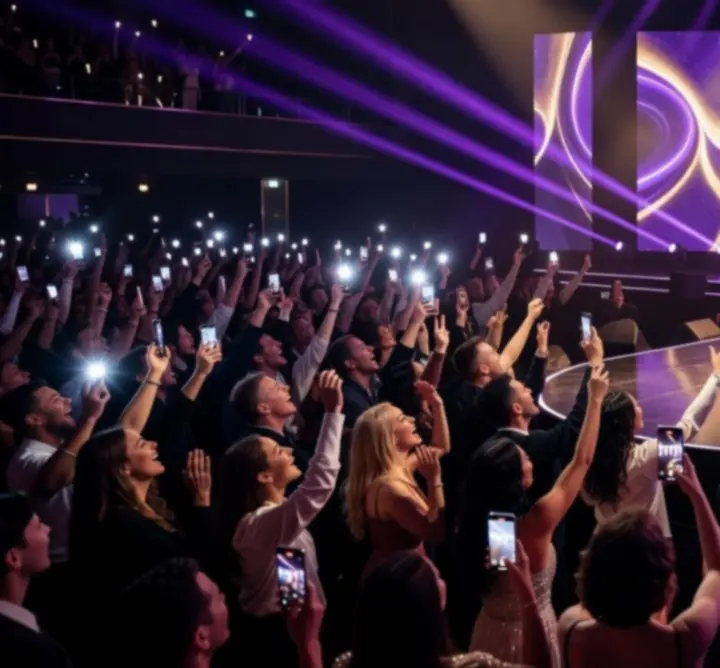 Emlékezetes nightlife esemény színpaddal, fényekkel és tömeggel